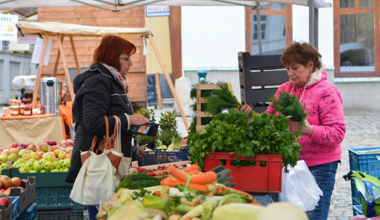 Trhy v Kostelní ulici.