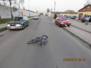 Cyklistu bez helmy srazilo auto, utrpěl těžká zranění