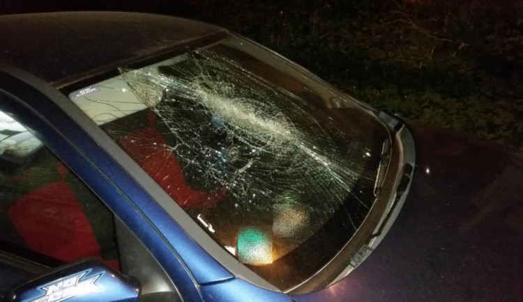 Vandal poškodil auto.