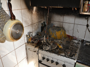 V bytě začala hořet fritéza. Majitel se při hašení popálil