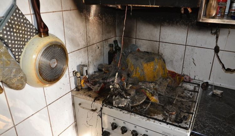 Kuchyňská linka po požáru.