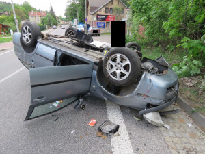 Řidička převrátila auto na střechu, když míjela cyklistu