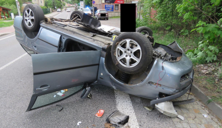 Převrácené vozidlo