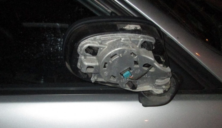 Opilý mladík řádil na autech.