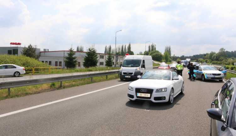 Automobil zadržený u Příšovic.