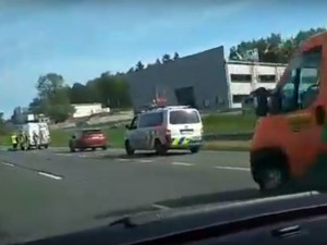 VIDEO: Příjezd do Liberce blokovala nehoda. V Jeřmanicích se srazil autobus a náklaďákem