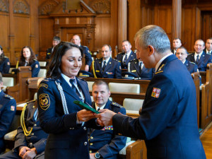 FOTO: Hasiči převzali medaile za věrnost. K radnici přivezli čtyřicetimetrový žebřík