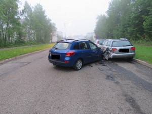 Řidička se vyhýbala zajíci. Narazila do zaparkovaného auta