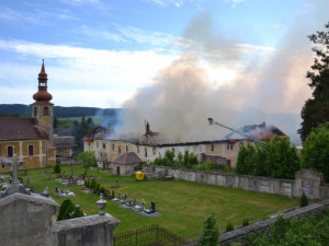 Požár v Jindřichovicích: Střecha se propadla, hasiči vozí štěpku za obec