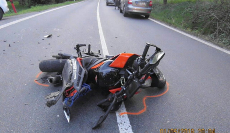 Při nehodě u Dubé zemřel mladý motorkář.