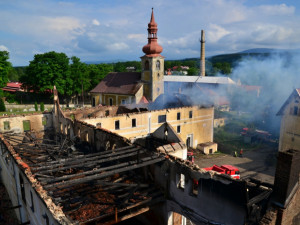 FOTO: Hasiči třetí den zasahují v Jindřichovicích. Příčinu požáru bude hledat speciálně vycvičený pes