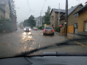 Hanychovská ulice po lijáku.