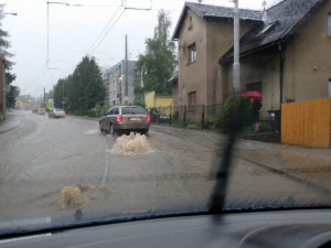 Hanychovská ulice po lijáku.