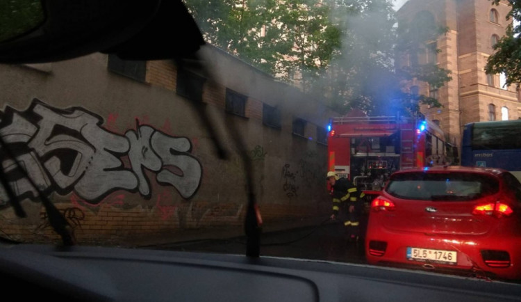 V centru města hoří.