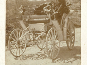 Theodor Liebieg na voze Benz Victoria. Předloha pro obraz Huga Charlemonta Jízda autem