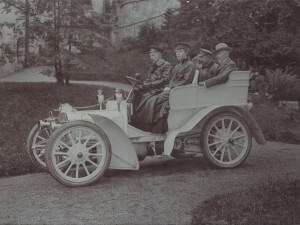 Theodor Liebieg s manželkou a malířem Eduardem Charlemontem na voze Daimler.