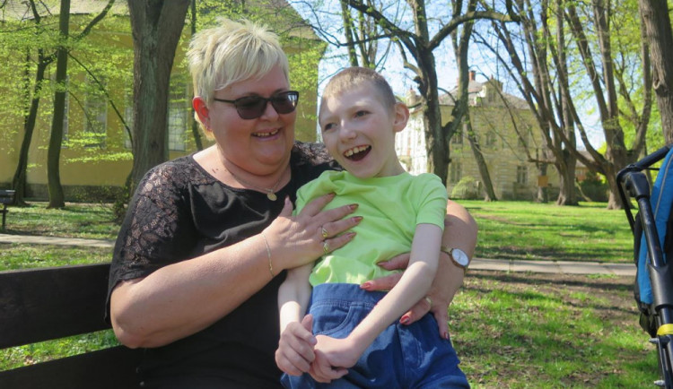 Dominik s babičkou.