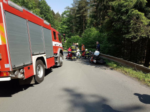 Chyba motorkáře a nehoda. V zatáčce bouralo auto a tři motorky