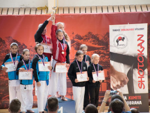 Další bronzovou medaili v kumite přidal v Ústí tým mladších žákyň ve složení Eliška Fibichová, Nikola Radostová a Sofia Mazur