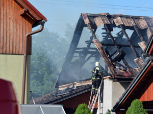 FOTO, VIDEO: NA Kunratické shořela stodola. Dva lidé se popálili
