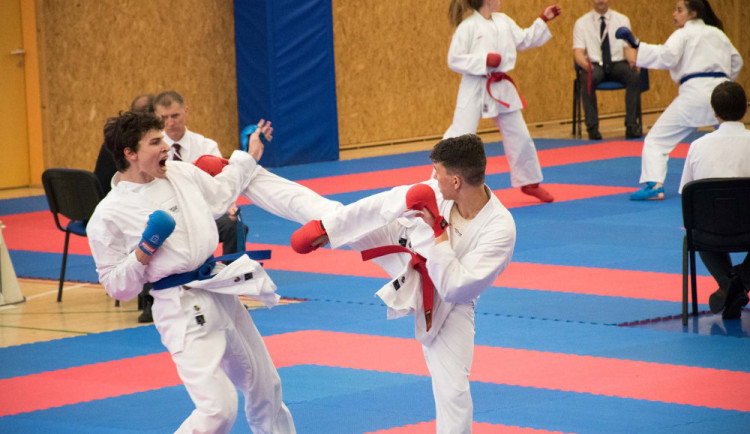 Fanda Chudoba (s červenou šerpou) získal v kumite na NP v Hradci stříbro.