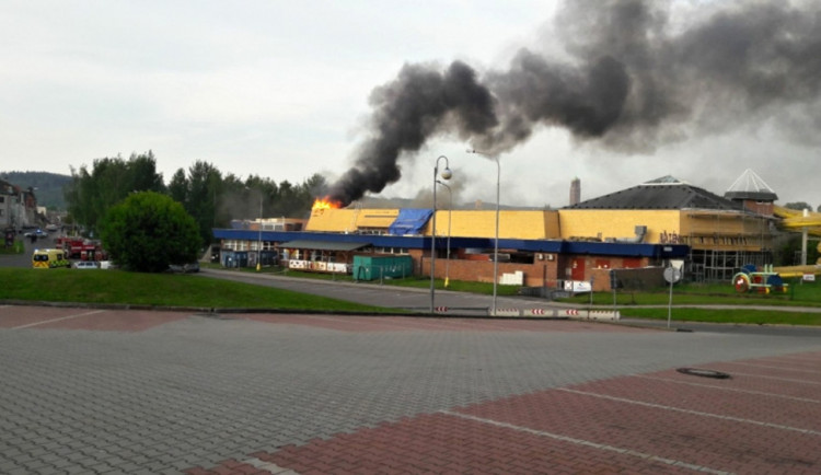 Hořící střecha bazénu.