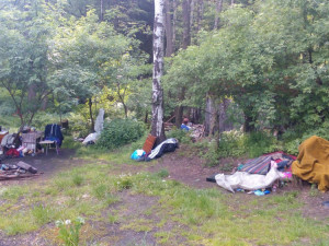 V lese žije parta bezdomovců.