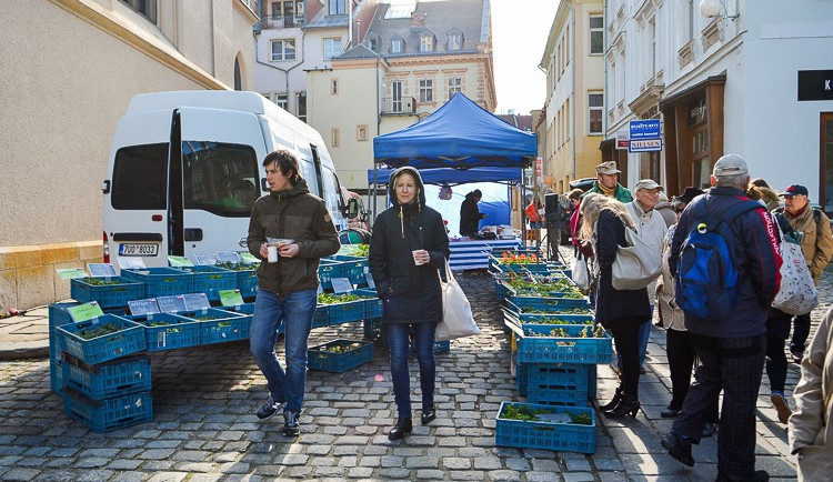 Farmářské trhy v Kostelní ulici.
