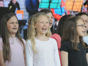 FOTO: Liberecké náměstí ožilo. Slavná operní zpěvačka si zazpívala s dětmi