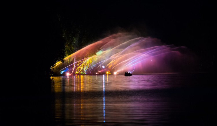 FOTO: Hasičská fontána ve Sloupu. Zpívala i tančila