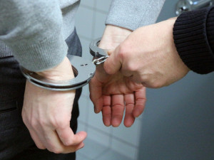Nebezpečný mladík z Jablonecka už sedí za mřížemi. Hrozí mu až deset let