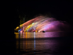 FOTO: Hasičská fontána ve Sloupu. Zpívala i tančila