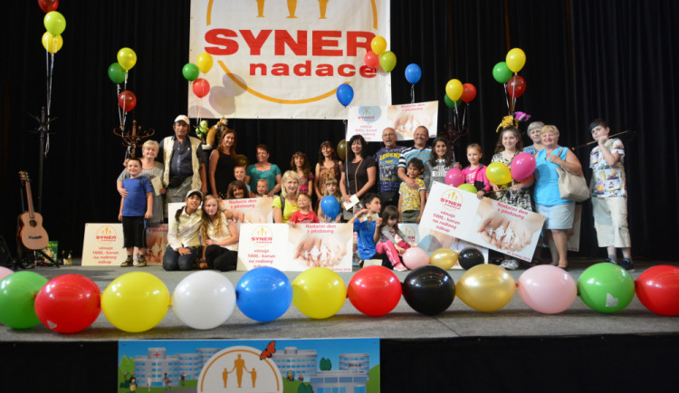 Pěstounské rodiny, které vyhrály šek na rodinný nákup při akci pořádané Nadací Syner