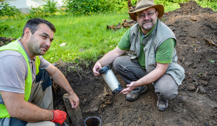 V parku naproti Zlatému Lvu našli skleněnou schránku.