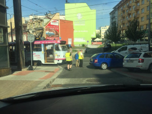 FOTO: Tramvaj se v Rumunské ulici srazila s autem