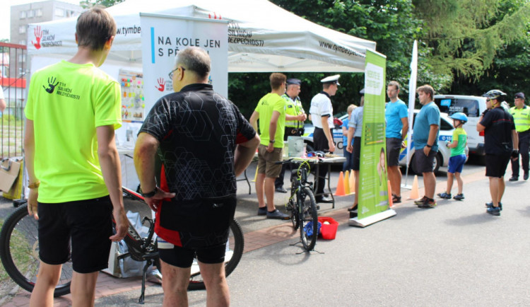 FOTO: Kličkování mezi kužely s jedním a půl promile? Součást osvětové akce jménem Na kole bezpečně