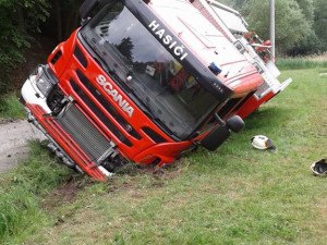 Převrácená cisterna.