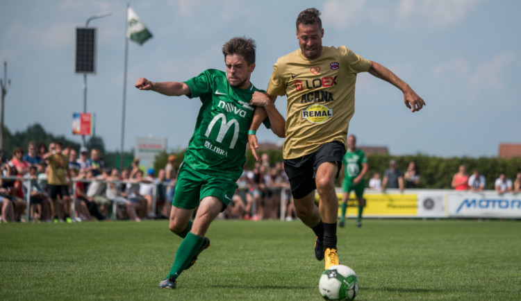 VIDEO: Zaplněný stadion v Roudném hostil exhibici plnou celebrit. Vybralo se 120 tisíc
