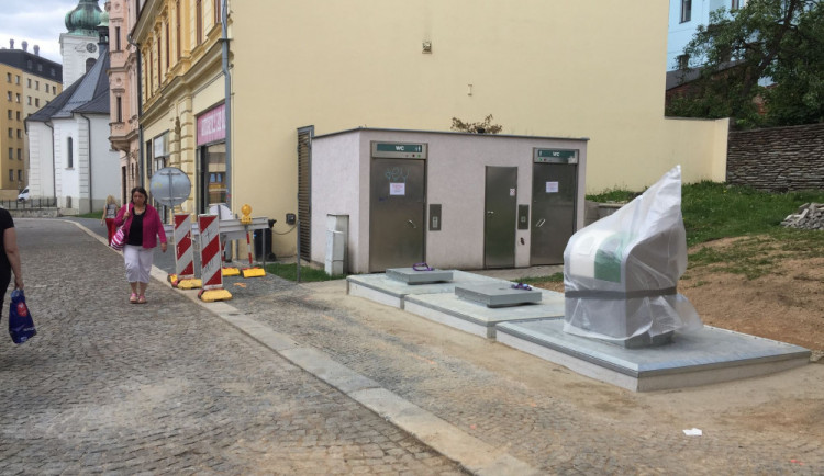 Kromě šedých kontejnerů v Jablonci přibývají i místa s podzemními kontejnery. 