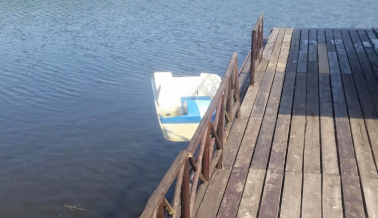 Na koupališti tak zůstalo už jen jedno šlapadlo.