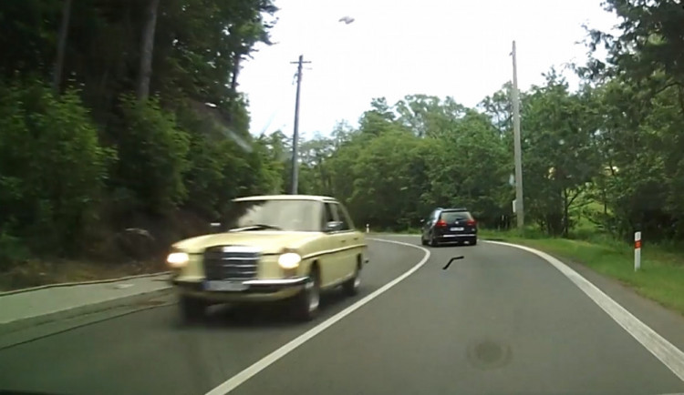 VIDEO: Ze starého mercedesu za jízdy upadl výfuk. Protijedoucímu autu prorazil olejovou vanu