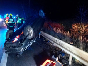 Opilý řidič převrátil auto na střechu. Zraněný skončil v liberecké nemocnici