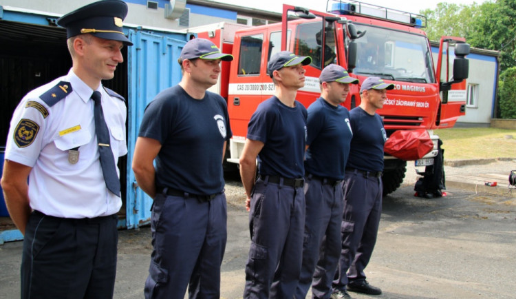 V Doksech se otevřela provizorní hasičská stanice.