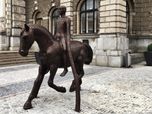 Liberec má novou a o něco méně kontroverzní sochu. Náměstí bude zdobit bronzový kůň s jezdcem