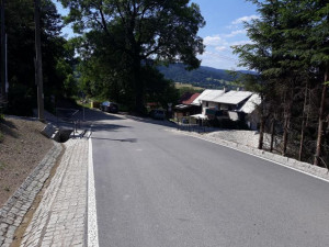 FOTO: Nová silnice na Javorník je bez děr a výmolů. Kraj vyšla na šestnáct milionů