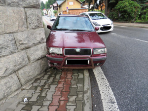 FOTO: Řidička se snažila vyhnout náklaďáku. Narazila do viaduktu