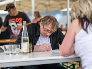 Petr Urban kreslí na Májových hodech v Drylocku