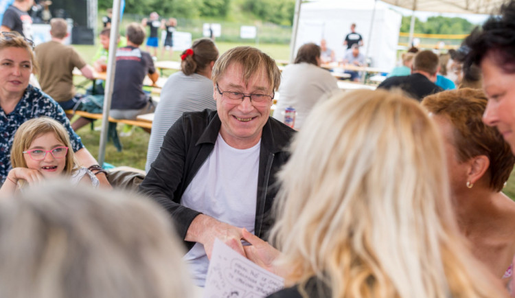 Petr Urban kreslí na Májových hodech v Drylocku