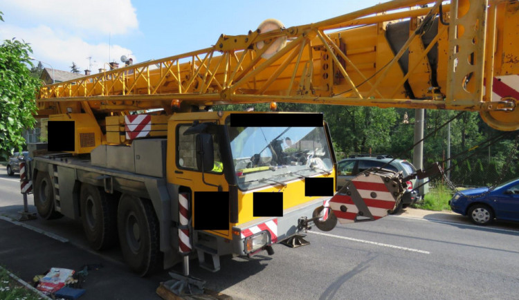 Jeřábu explodovala pneumatika