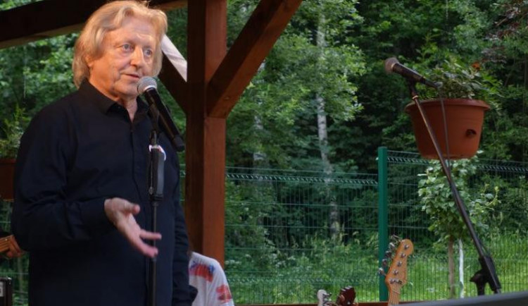 Václavk Neckář zazpíval seniorům.